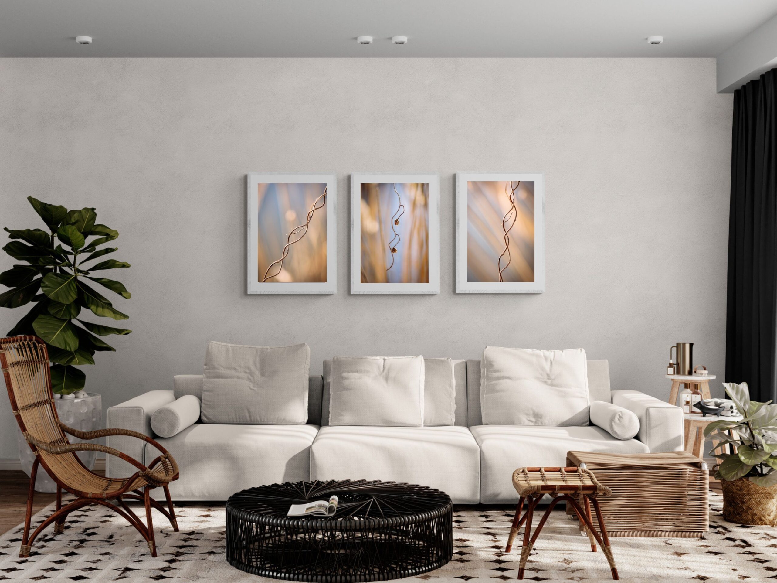 Minimalistyczny zestaw abstrakcyjnych fotografii botanicznych - trzy oprawione wydruki abstrakcyjnych beżowych motywów roślinnych, idealne do nowoczesnego, uspokajającego wystroju domu lub biura.