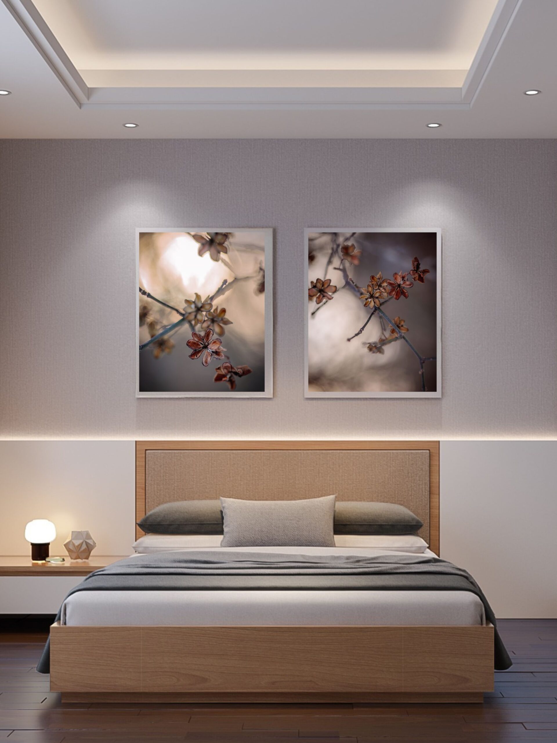 Zestaw 2 odbitek fotograficznych z suszonymi kwiatami w delikatnych odcieniach brązu i beżu, zapewniających uspokajający, inspirowany naturą wygląd.