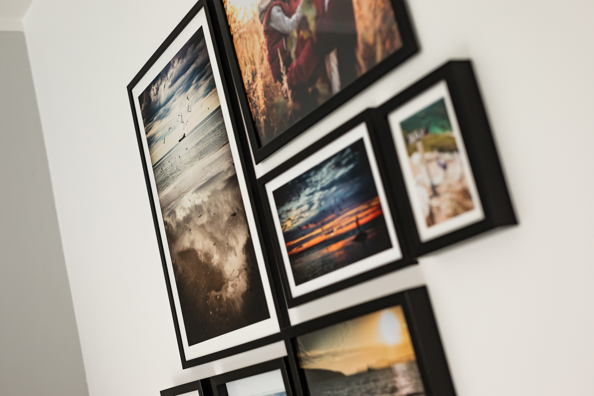 Framed gallery wall prestntation - bungle of pictutes