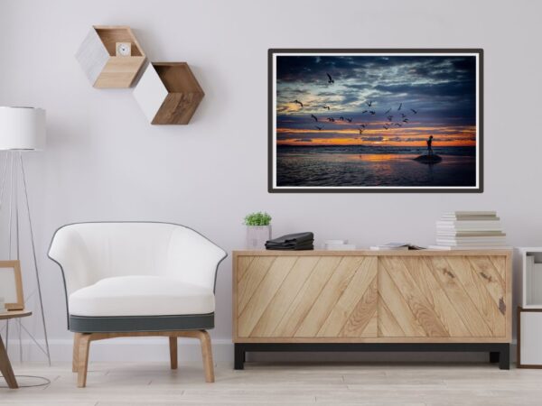 Bajkowa scena przedstawiająca chłopca i mewy nad Morzem Bałtyckim, w ciepłych kolorach zachodu słońca i spokojnym nastroju.