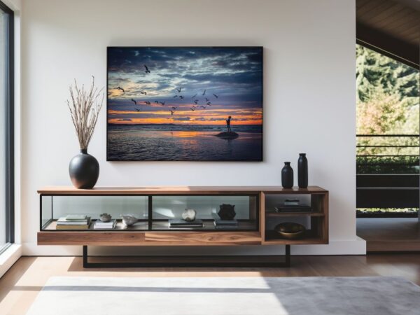 Chłopiec stojący na plaży o zachodzie słońca, otoczony mewami w locie, z senną i pogodną atmosferą.