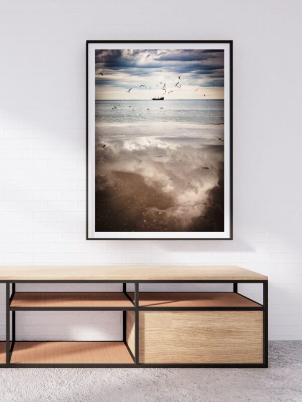 Ponadczasowa scena morska ze statkiem pirackim i mewami, oferująca poczucie spokoju i uważności.