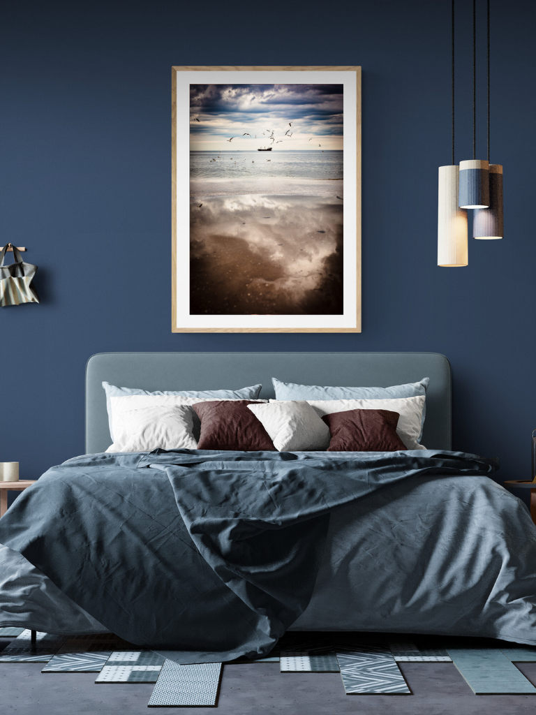 Eleganckie abstrakcyjne zdjęcie botaniczne z mgłą i miękkim światłem, limitowana edycja grafiki artystycznej do spokojnego i nowoczesnego wystroju domu.