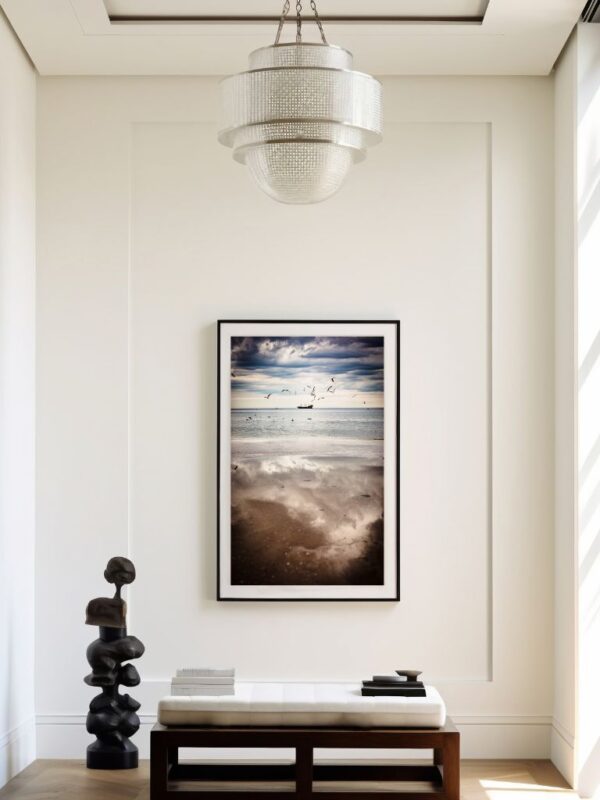 Majestatyczny statek stylizowany na statek piracki, płynący po spokojnych wodach z mewami latającymi nad nim.