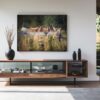 Stonowana zieleń i ciepłe odcienie brązu przedstawiające grupę koni w naturze, idealne do nowoczesnych i minimalistycznych przestrzeni.