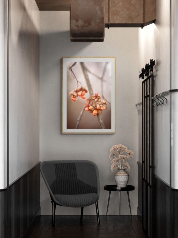 Botaniczna grafika przedstawiająca mgłę, ciepłe beżowe odcienie i ciche szczegóły natury, część kolekcji Mindfulness autorstwa Joanny Musiał-Janickiej.