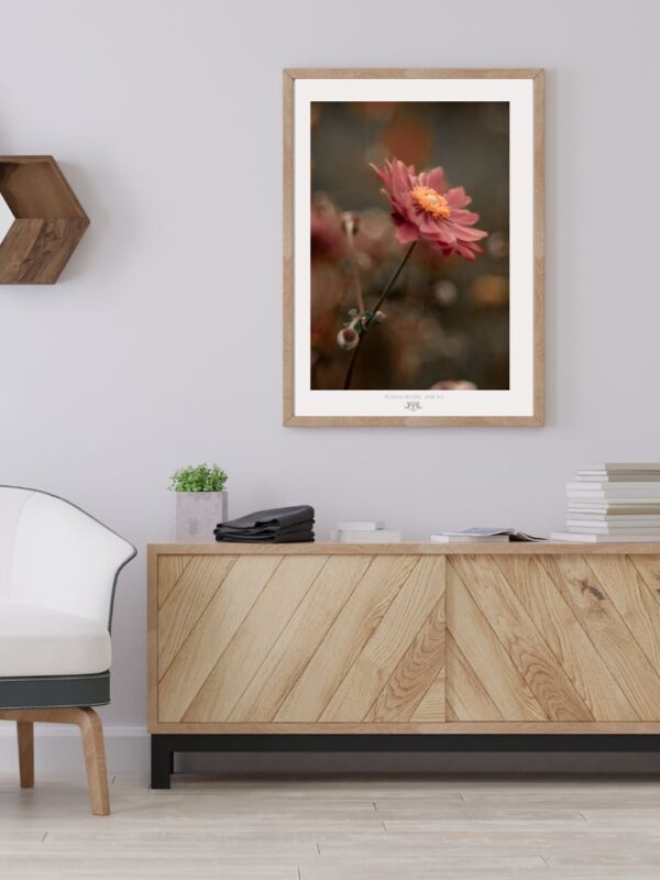 Plakat fotograficzny w delikatnej tonacji z poetycką kompozycją kwiatową, stworzony przez artystkę slow living Joannę Musiał-Janicką - niedrogie dzieła sztuki dla spokojnych przestrzeni.