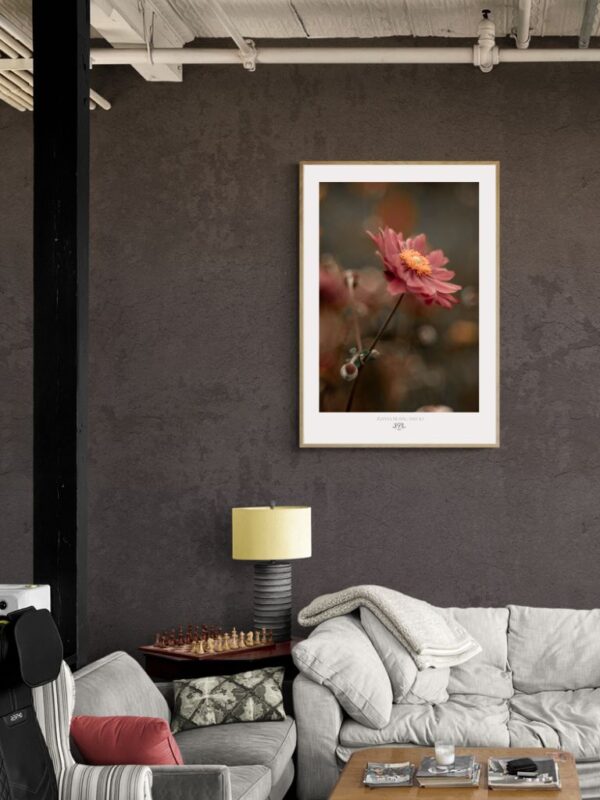 Plakat artystyczny Joanny Musiał-Janickiej w stonowanych odcieniach różu i taupe - wydrukowany na matowym papierze z delikatną prezencją i uduchowioną intencją.
