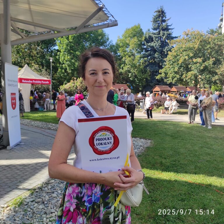 Portret Joanny Musiał-Janickiej z certyfikatem "produktu lokalnego"