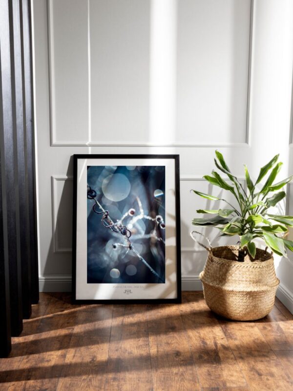 Wysokiej jakości plakat artystyczny w minimalistycznym stylu, celebrujący bezruch, oddech i piękno pauzy.