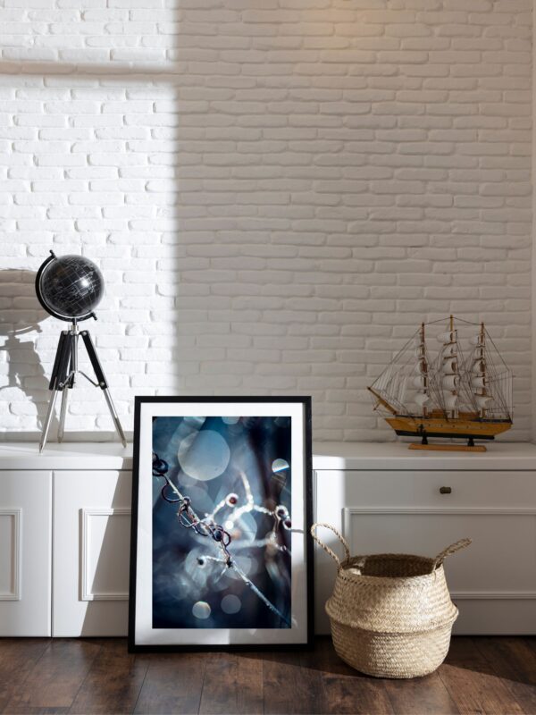 Hope & Freedom - Canvas Edition: Delikatna, inspirowana naturą fotografia wydrukowana na płótnie o jakości galeryjnej, uchwycająca miękkie światło, poskręcane gałęzie i poczucie spokojnej, kontemplacyjnej obecności.