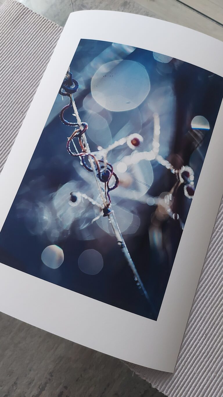 Druk fotografii artystycznej “Nadzieja i wolność” uchwycający abstrakcyjne światło i delikatny ruch, stworzony intuicyjnie podczas rezydencji artystycznej w Sztokholmie.