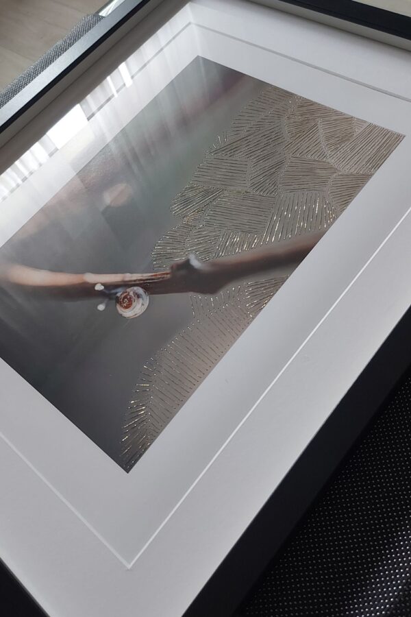 Ręcznie haftowana fotografia artystyczna podkreślająca kontury światła na obrazie