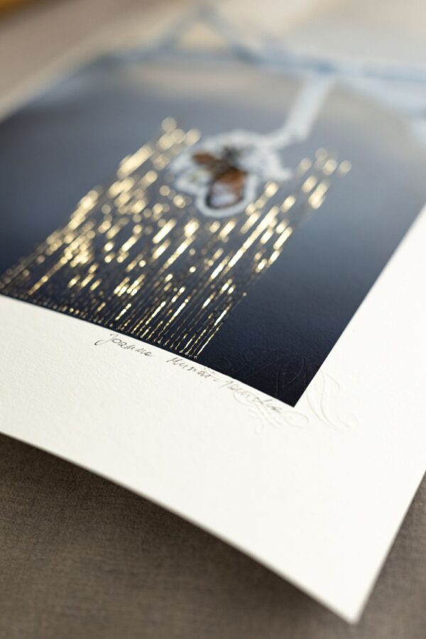 Druk artystyczny z delikatnymi ręcznymi przeszyciami podkreślającymi lekką strukturę