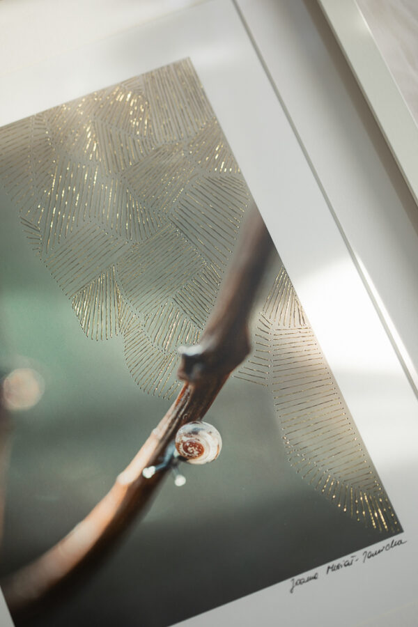 Jedyna w swoim rodzaju grafika mieszana z serii Embroidered Light, łącząca druk archiwalny i haft ręczny.