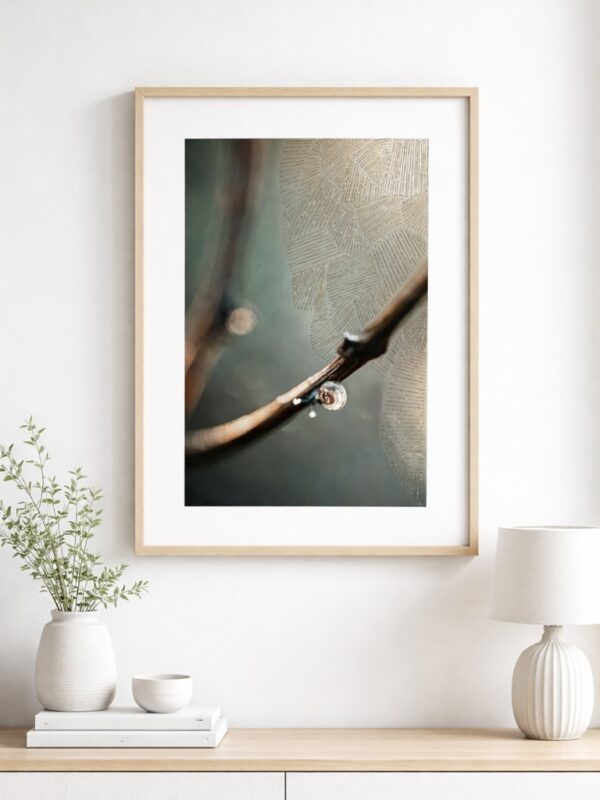 Współczesna sztuka technik mieszanych łącząca fotografię artystyczną i techniki tekstylne, kładąca nacisk na światło, fakturę i powolny proces artystyczny.