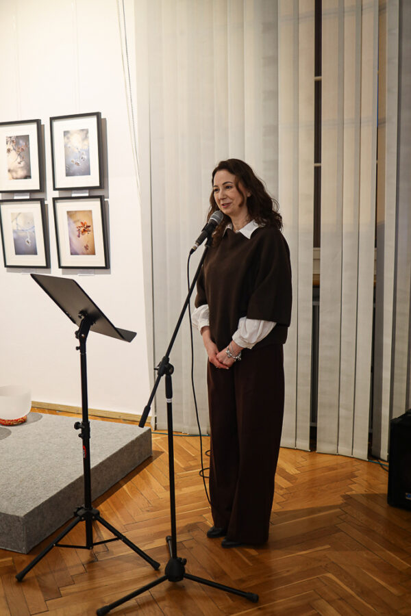 Joanna Musiał-Janicka podczas otwarcia wystawy fotografii w Muzeum Powiatowym w Nysie