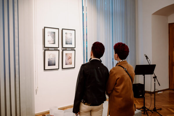 fotografia artystyczna z projektu “Haftowane światło” autorstwa Joanny Musiał-Janickiej z ręcznie haftowaną mieniącą się nicią podkreślającą światło