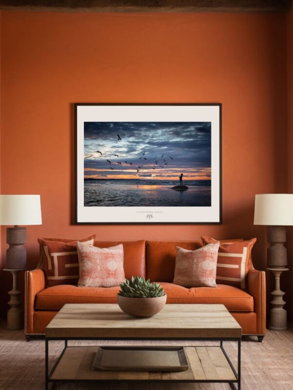 Plakat inspirowany "slow living" z sylwetką chłopca i mewami na tle kolorowego, zachodzącego nieba